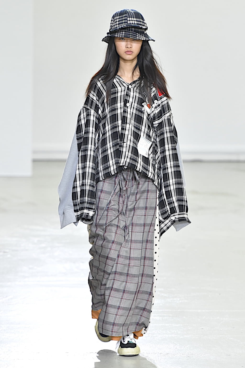 Fashion Week Paris Fall/Winter 2020 look 16 from the Maison Mihara Yasuhiro collection 男装