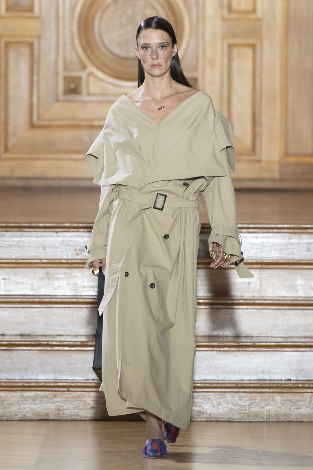Fashion Week Paris Fall/Winter 2022 look 1 from the Maitrepierre collection womenswear
