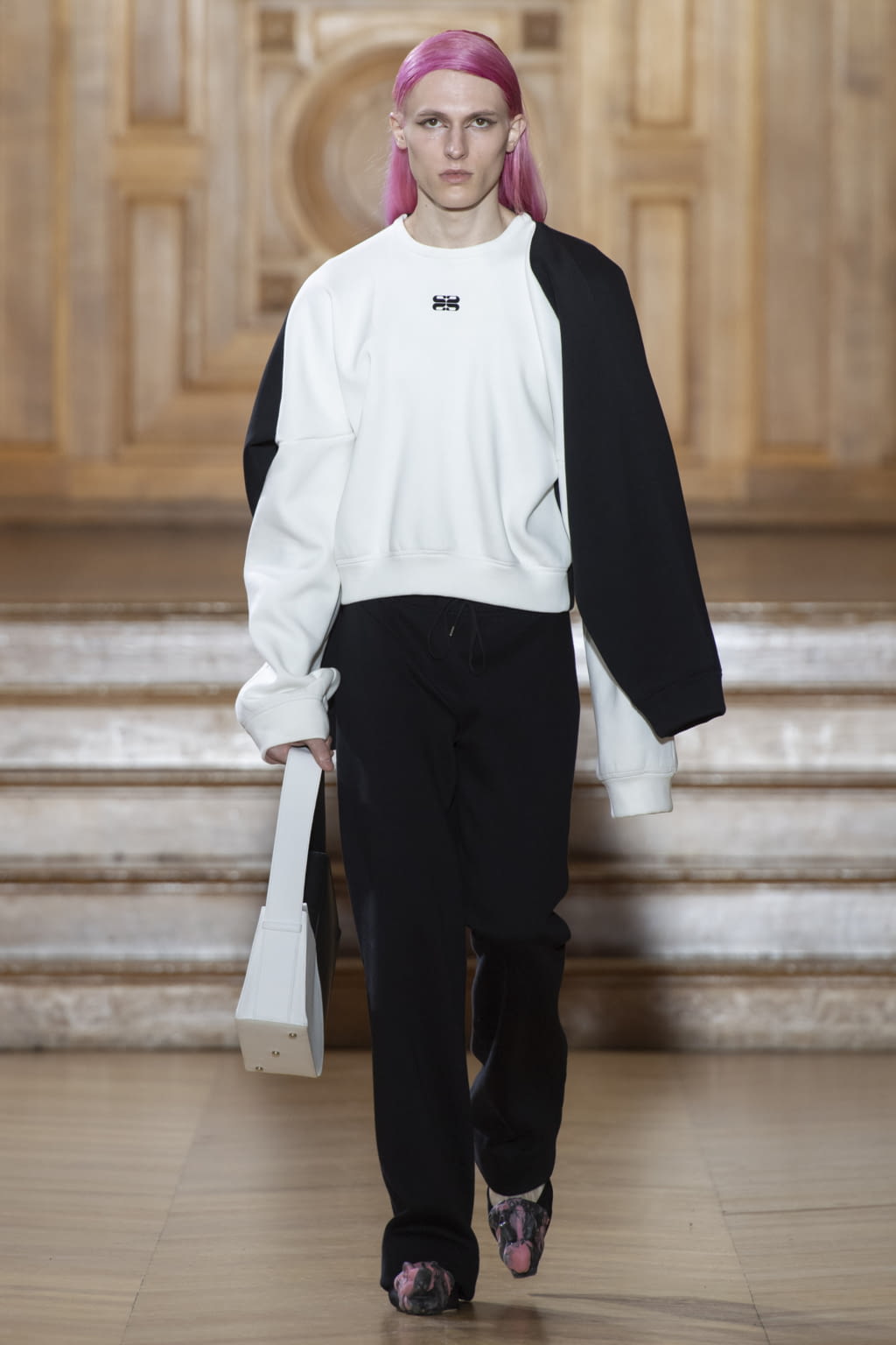 Fashion Week Paris Fall/Winter 2022 look 18 from the Maitrepierre collection womenswear
