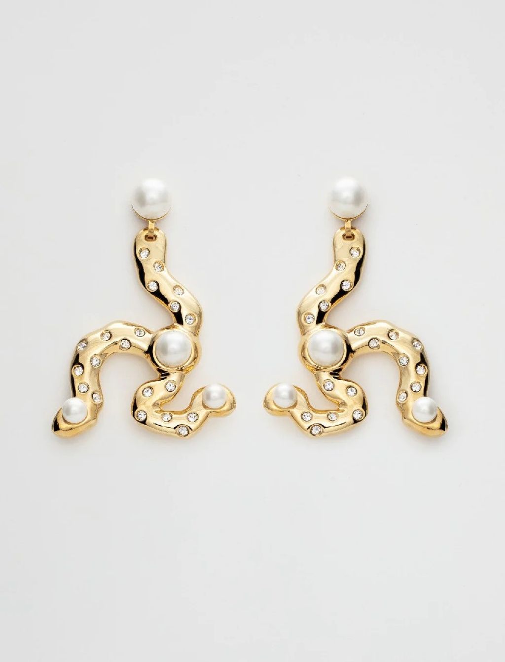 Fashion Week Paris Spring/Summer 2024 look 16 from the Saudi 100 collection womenswear accessories