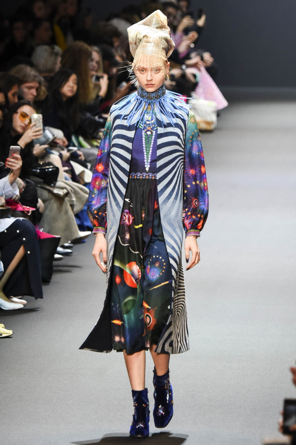 Fashion Week Paris Fall/Winter 2017 look 1 from the Manish Arora collection 女装