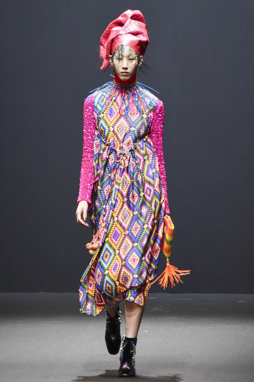 Fashion Week Paris Fall/Winter 2017 look 8 from the Manish Arora collection womenswear