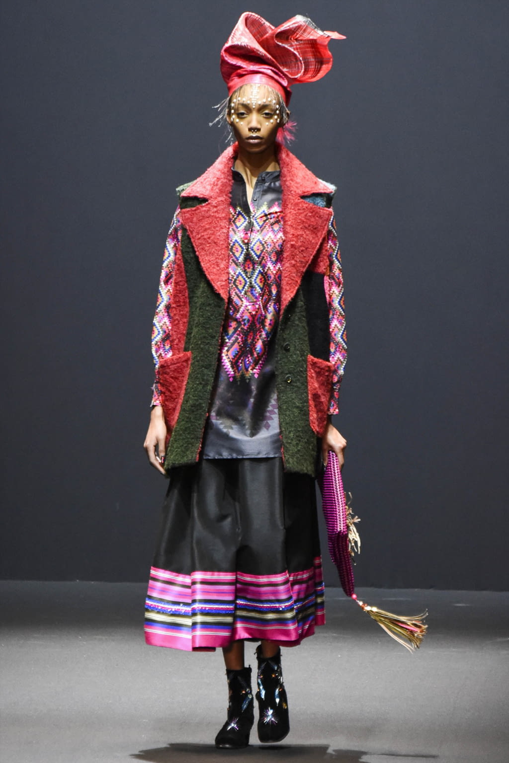 Fashion Week Paris Fall/Winter 2017 look 9 from the Manish Arora collection womenswear