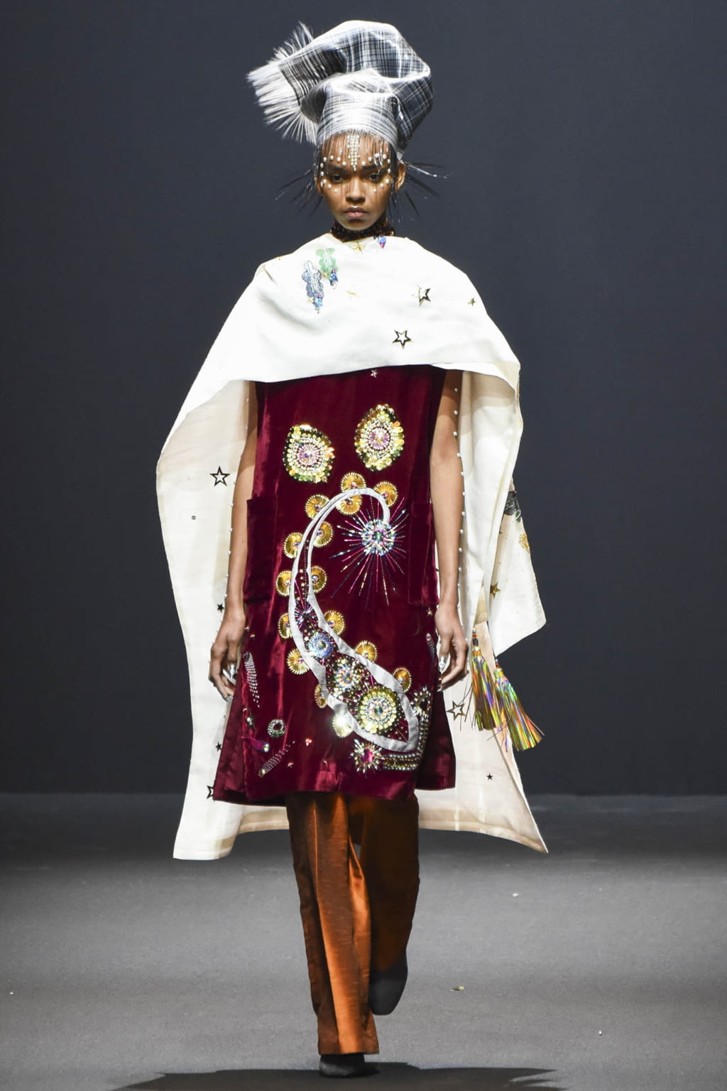 Fashion Week Paris Fall/Winter 2017 look 12 from the Manish Arora collection 女装
