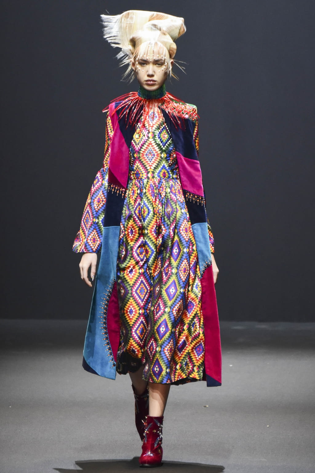 Fashion Week Paris Fall/Winter 2017 look 15 from the Manish Arora collection womenswear