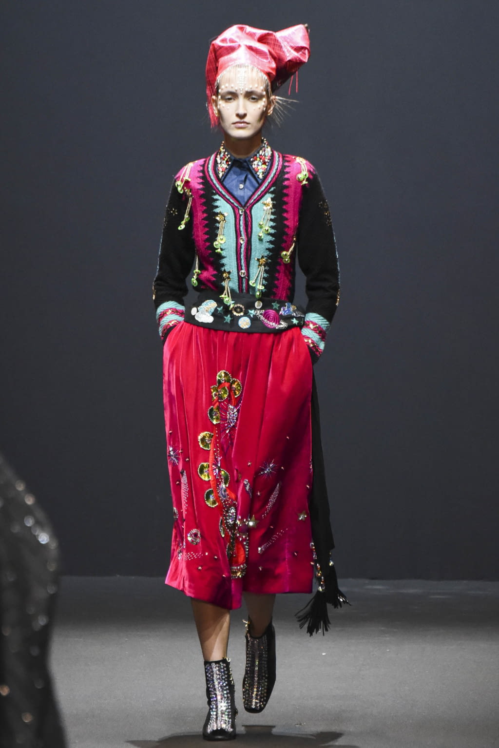 Fashion Week Paris Fall/Winter 2017 look 25 from the Manish Arora collection 女装