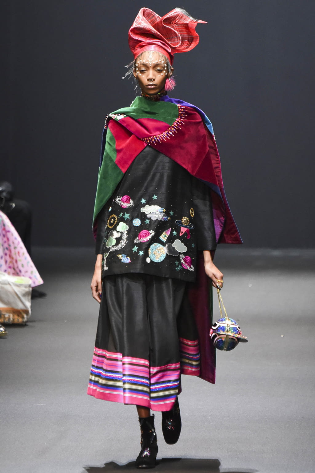Fashion Week Paris Fall/Winter 2017 look 28 from the Manish Arora collection womenswear