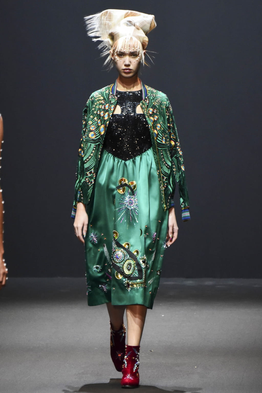 Fashion Week Paris Fall/Winter 2017 look 33 from the Manish Arora collection womenswear