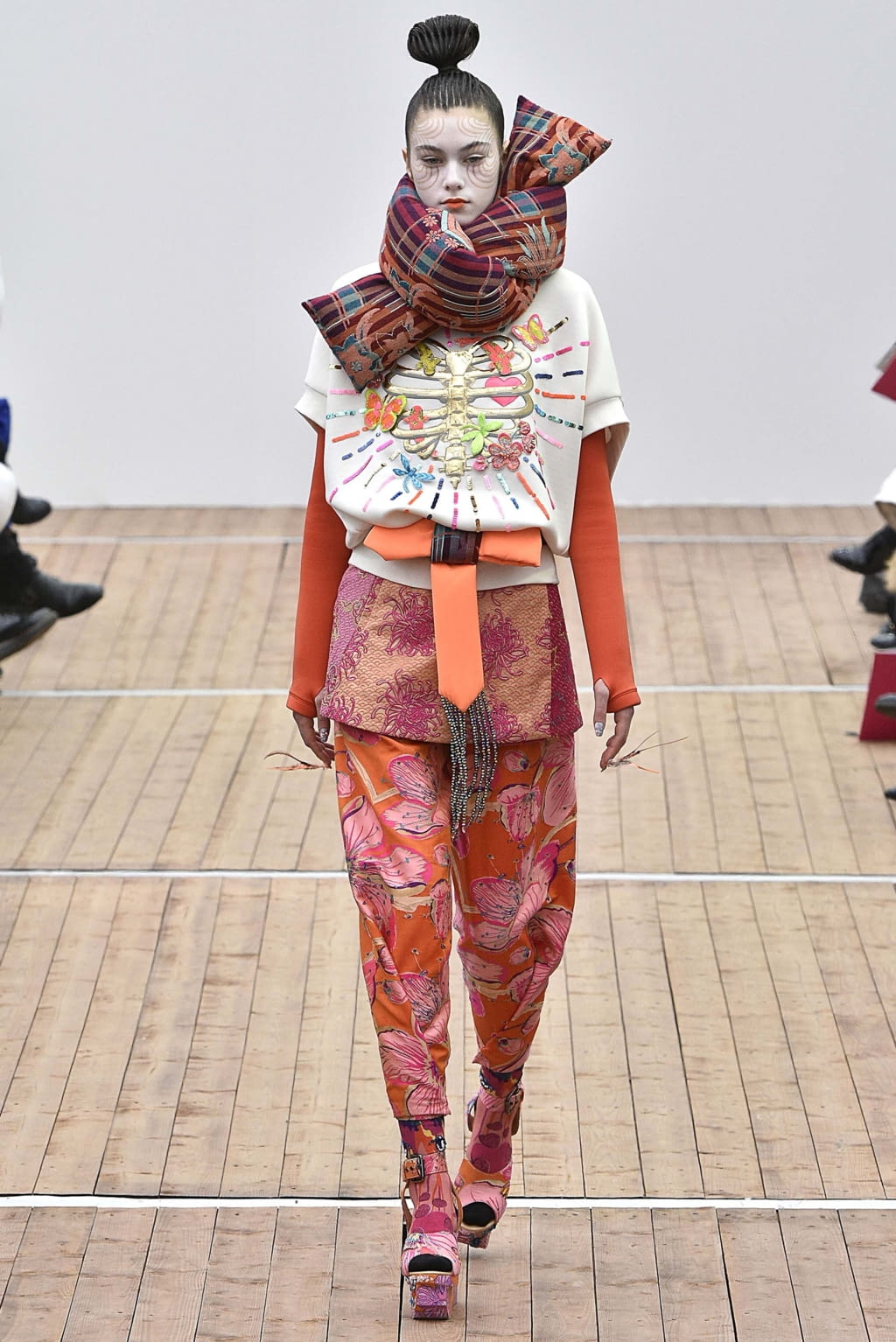 Fashion Week Paris Fall/Winter 2018 look 1 from the Manish Arora collection 女装