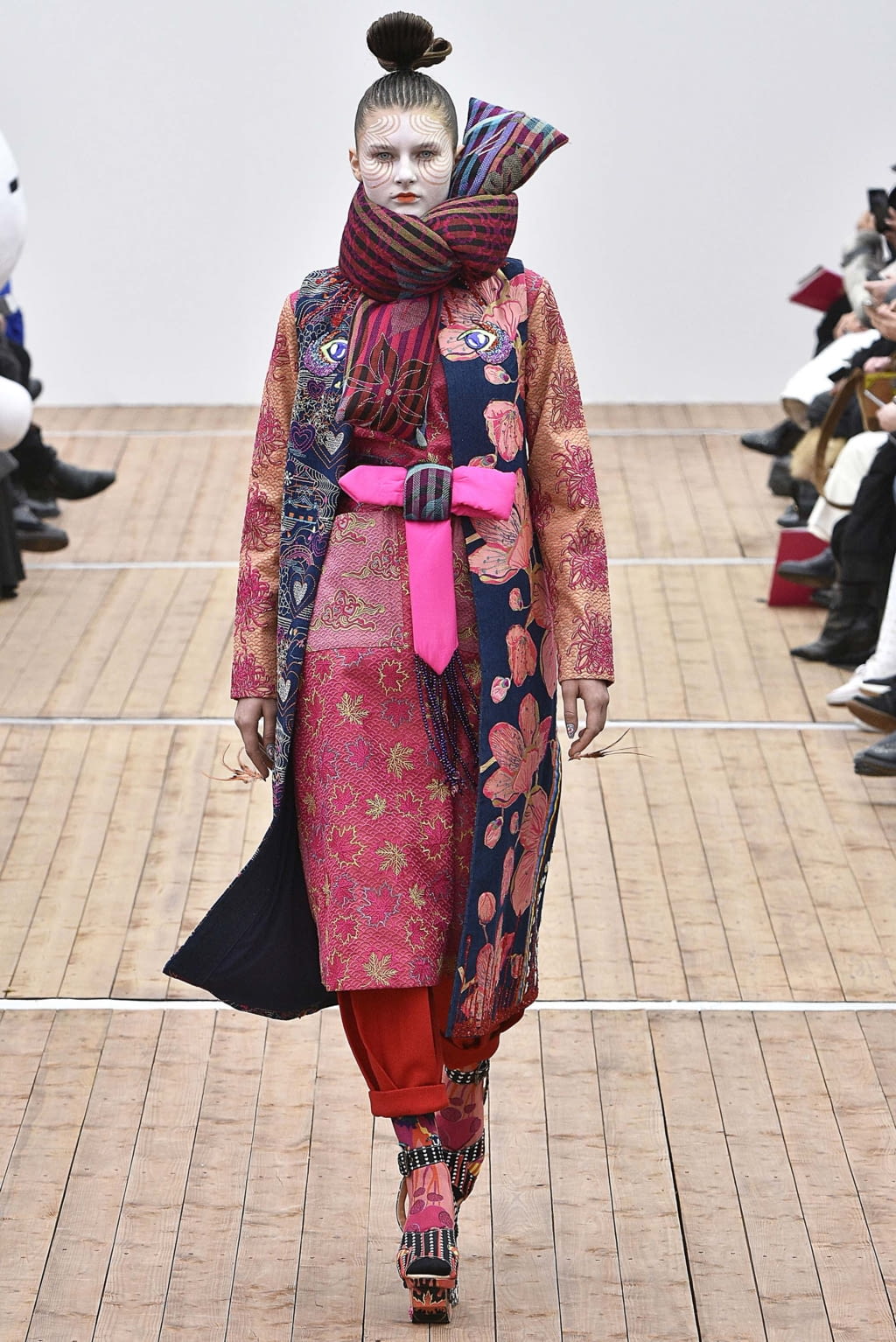 Fashion Week Paris Fall/Winter 2018 look 3 from the Manish Arora collection womenswear