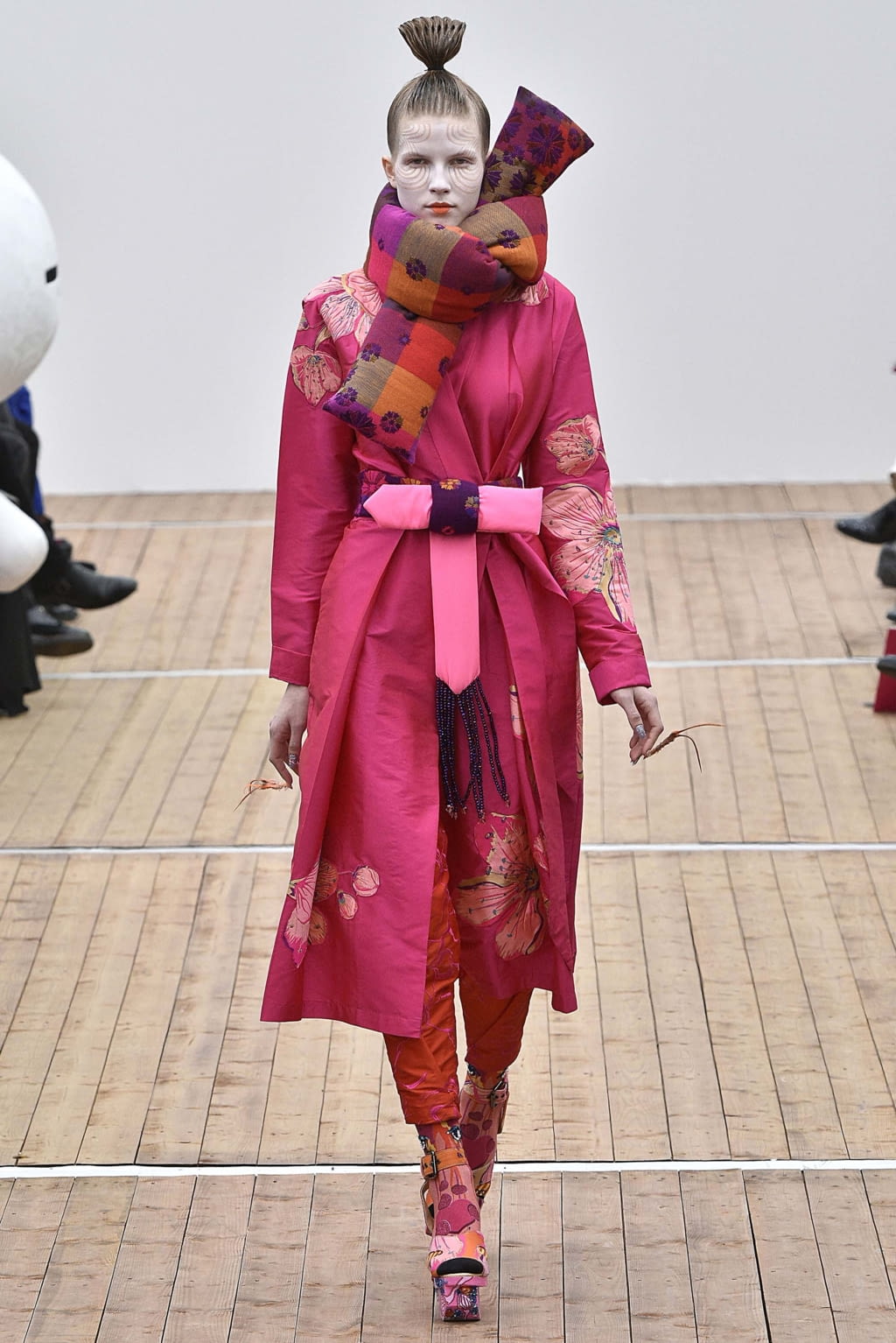 Fashion Week Paris Fall/Winter 2018 look 5 from the Manish Arora collection womenswear