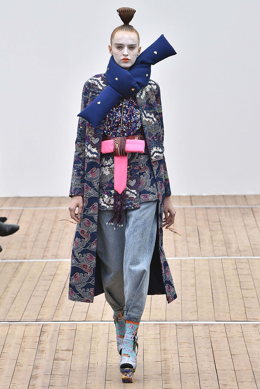 Fashion Week Paris Fall/Winter 2018 look 6 from the Manish Arora collection womenswear