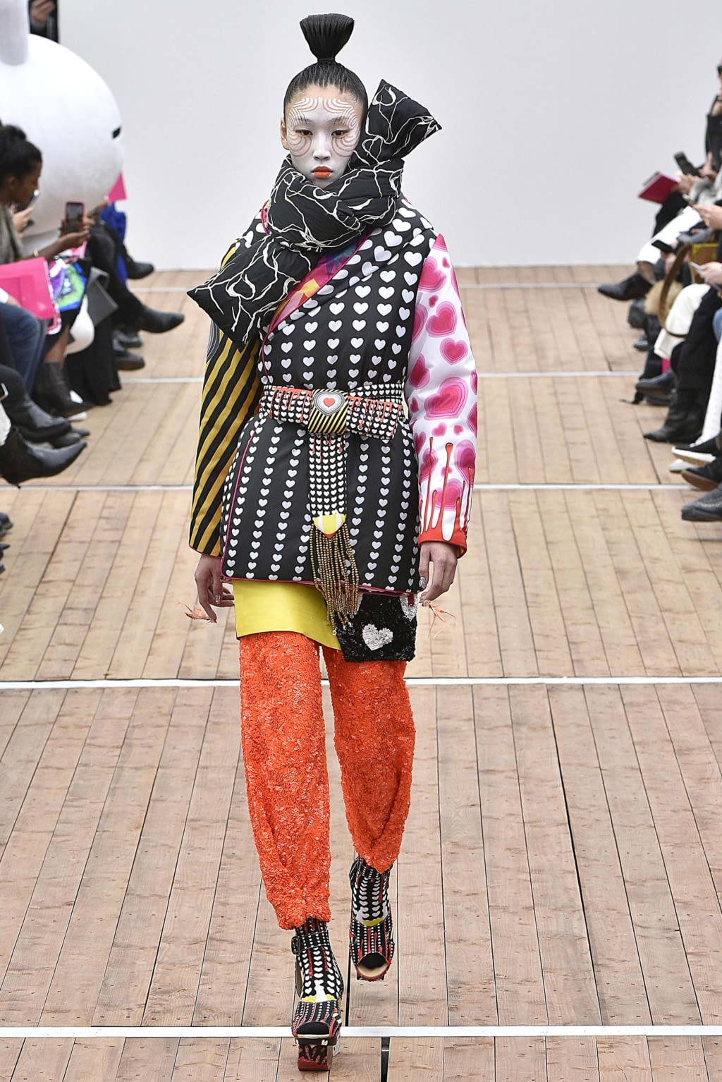 Fashion Week Paris Fall/Winter 2018 look 7 from the Manish Arora collection womenswear