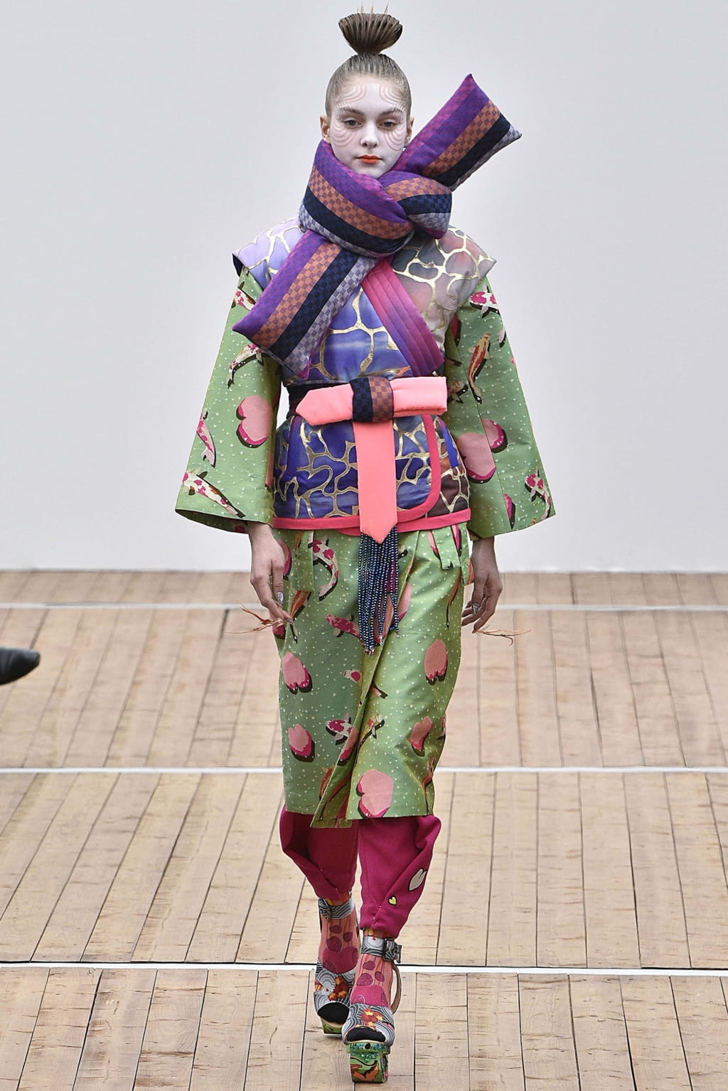 Fashion Week Paris Fall/Winter 2018 look 8 from the Manish Arora collection 女装