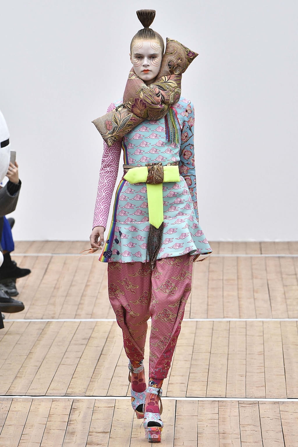 Fashion Week Paris Fall/Winter 2018 look 9 from the Manish Arora collection 女装