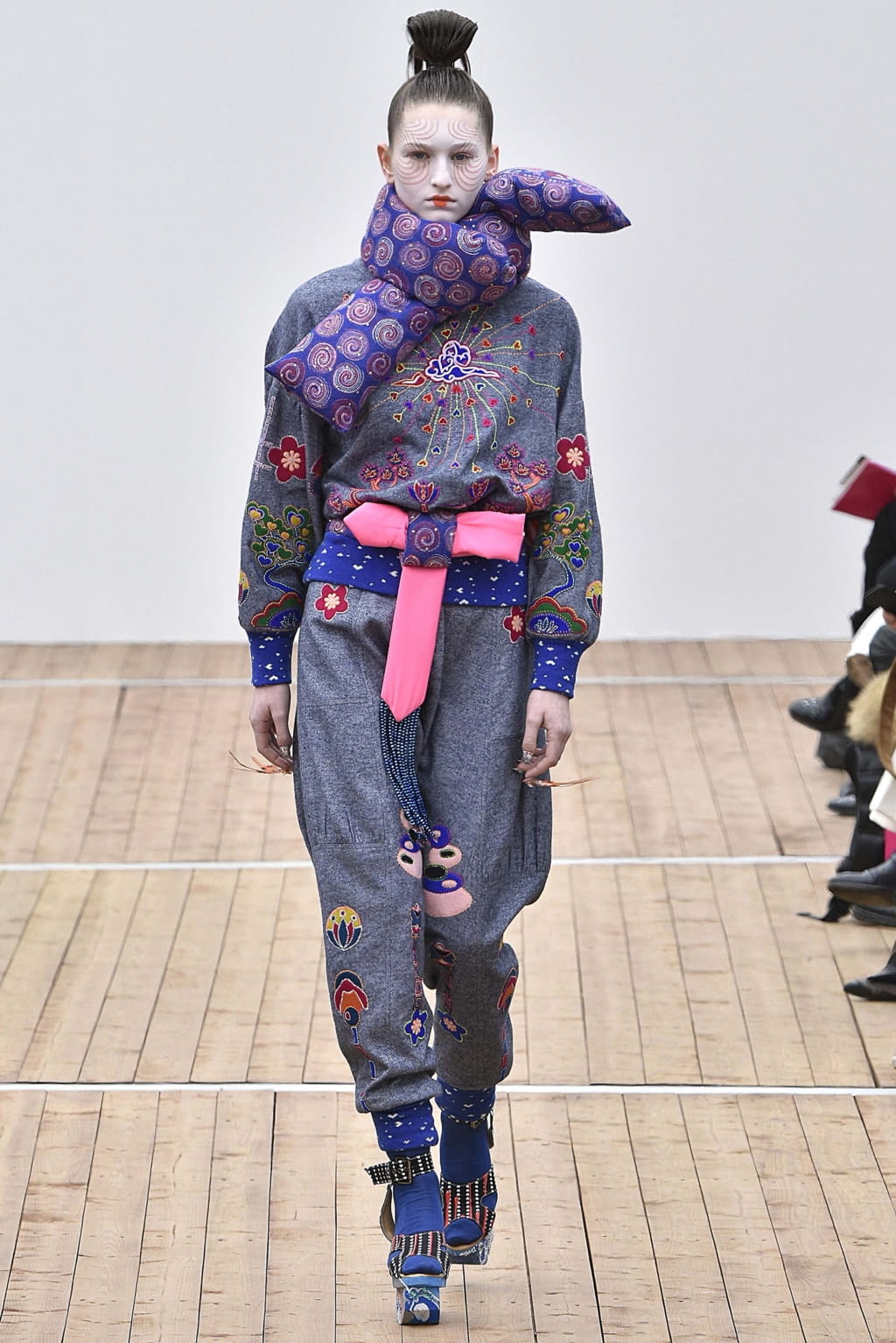 Fashion Week Paris Fall/Winter 2018 look 11 from the Manish Arora collection womenswear