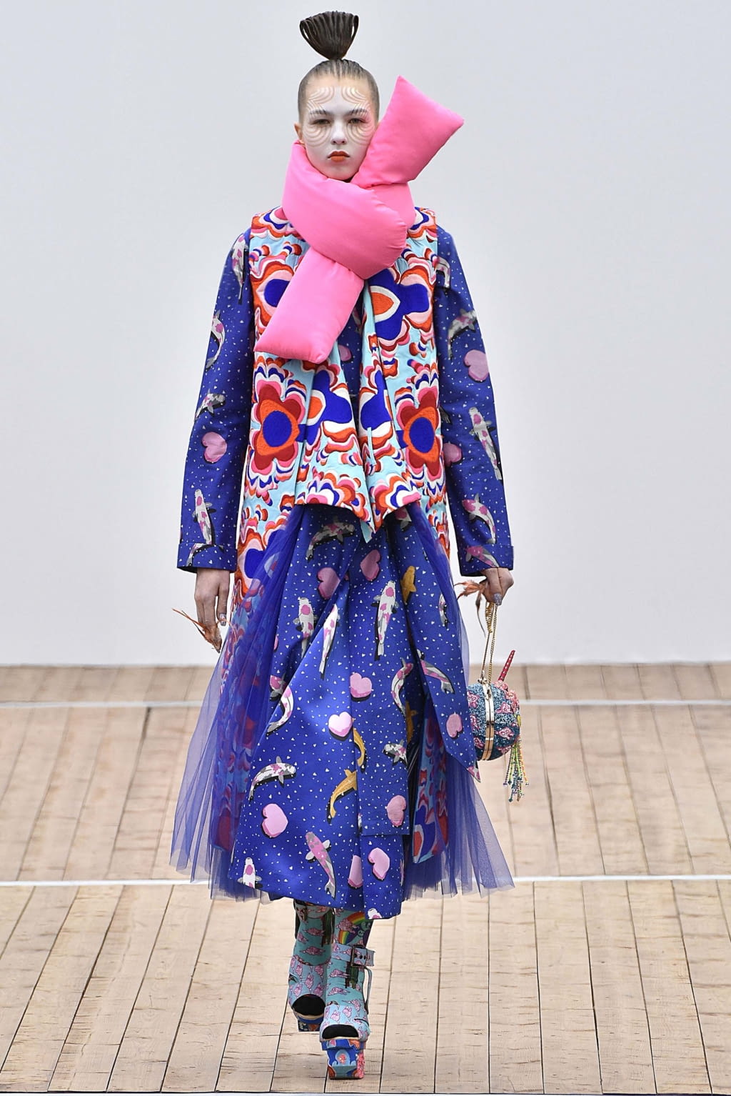 Fashion Week Paris Fall/Winter 2018 look 16 from the Manish Arora collection womenswear