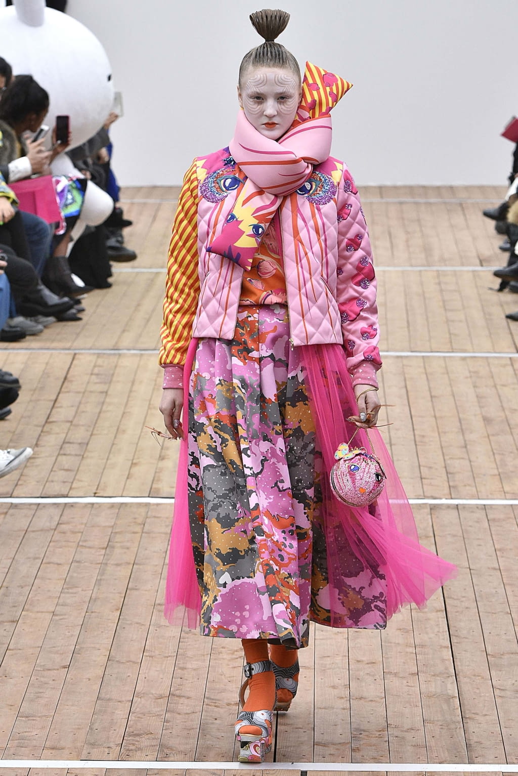 Fashion Week Paris Fall/Winter 2018 look 18 from the Manish Arora collection 女装