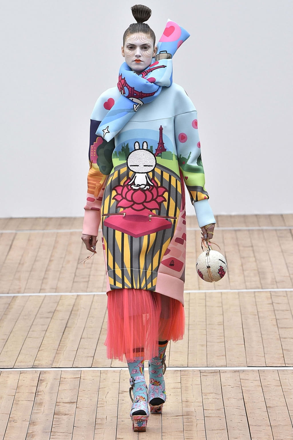 Fashion Week Paris Fall/Winter 2018 look 19 from the Manish Arora collection womenswear