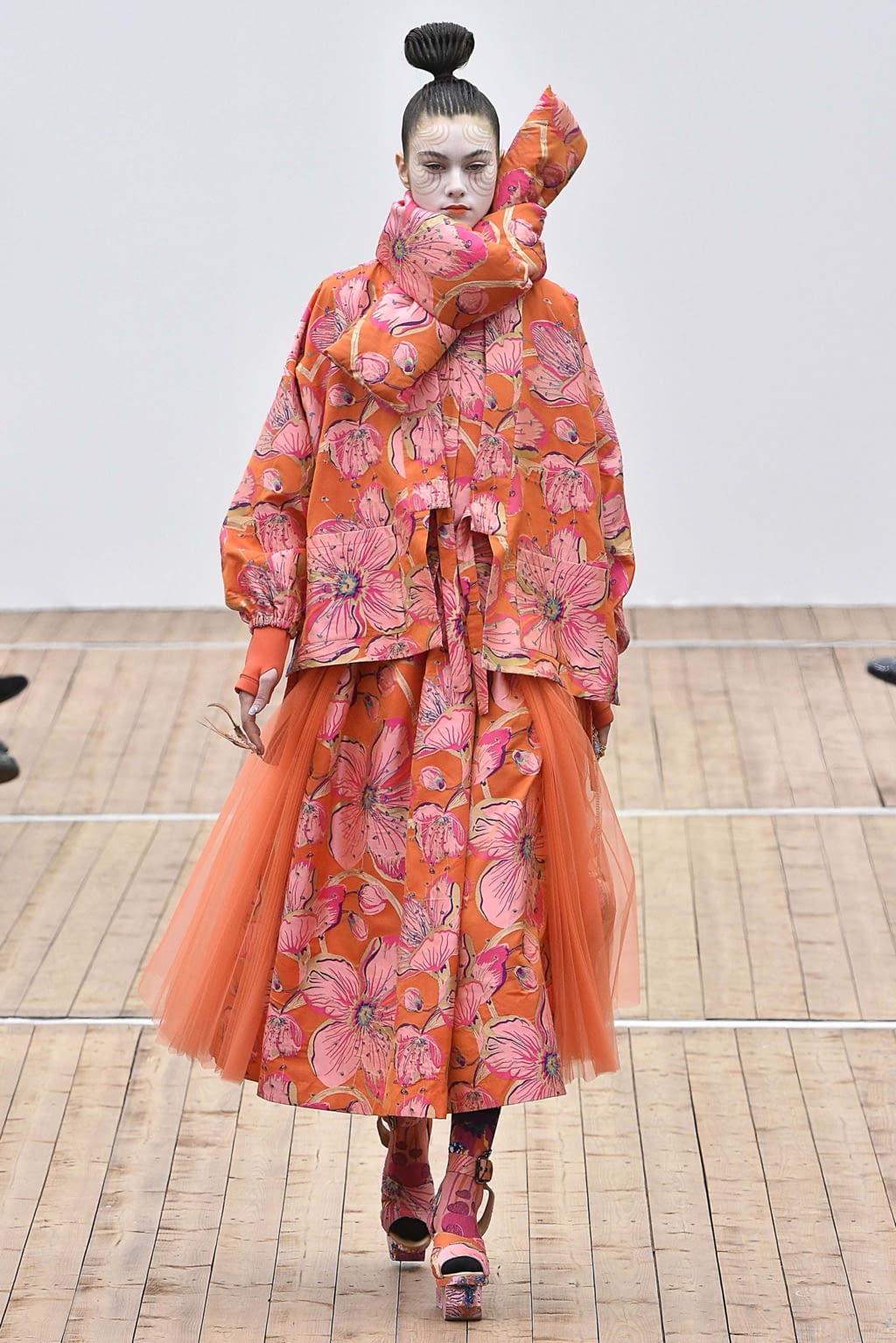 Fashion Week Paris Fall/Winter 2018 look 21 from the Manish Arora collection womenswear