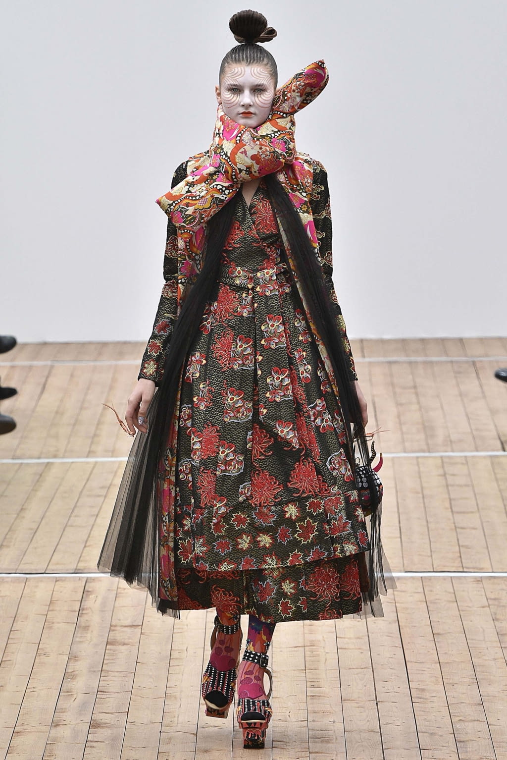 Fashion Week Paris Fall/Winter 2018 look 23 from the Manish Arora collection womenswear