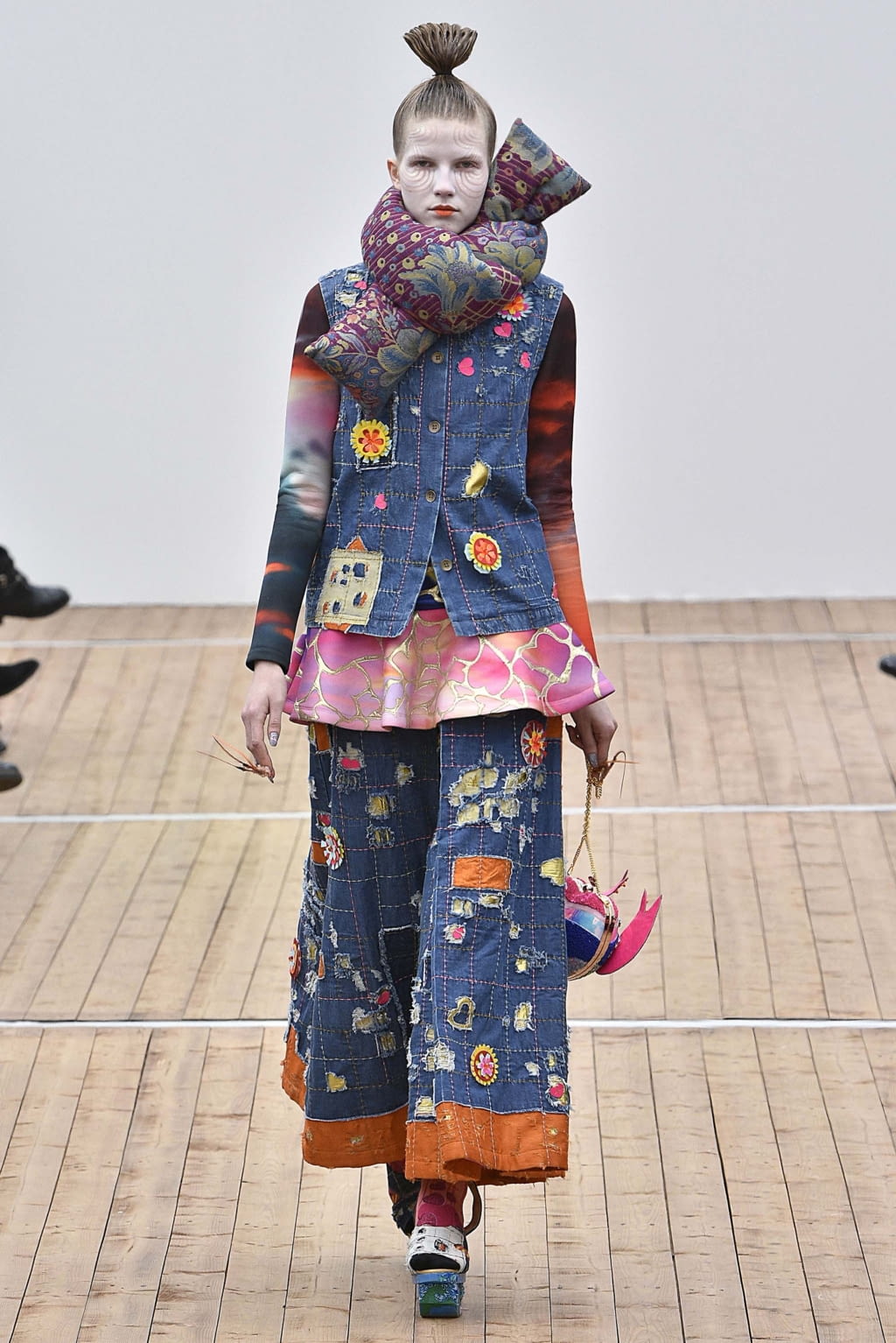 Fashion Week Paris Fall/Winter 2018 look 25 from the Manish Arora collection womenswear