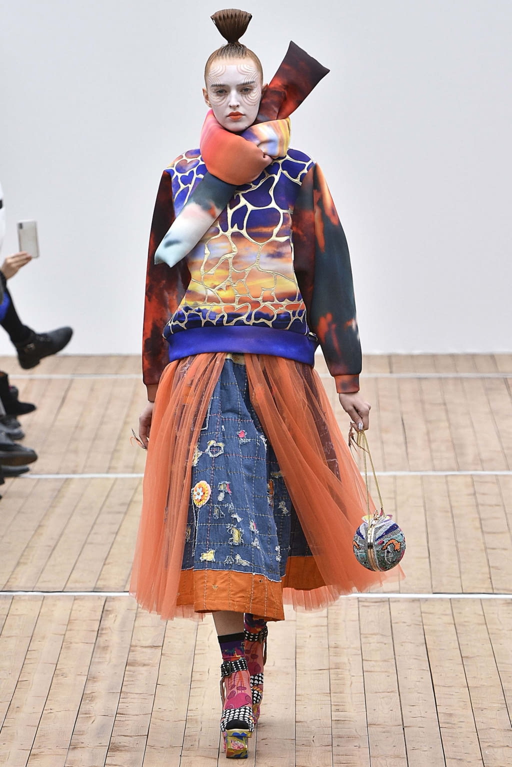 Fashion Week Paris Fall/Winter 2018 look 26 from the Manish Arora collection womenswear