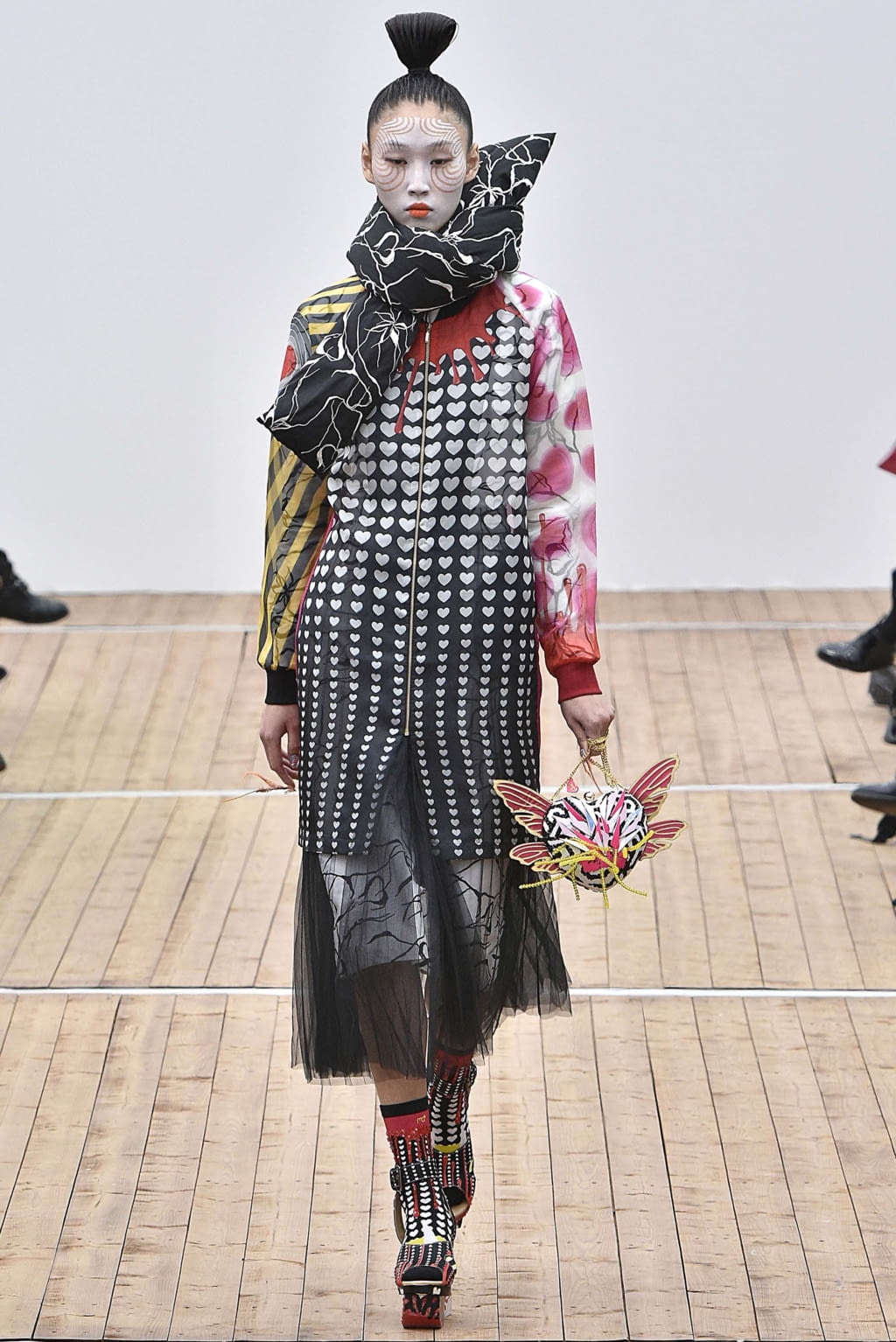 Fashion Week Paris Fall/Winter 2018 look 27 from the Manish Arora collection womenswear