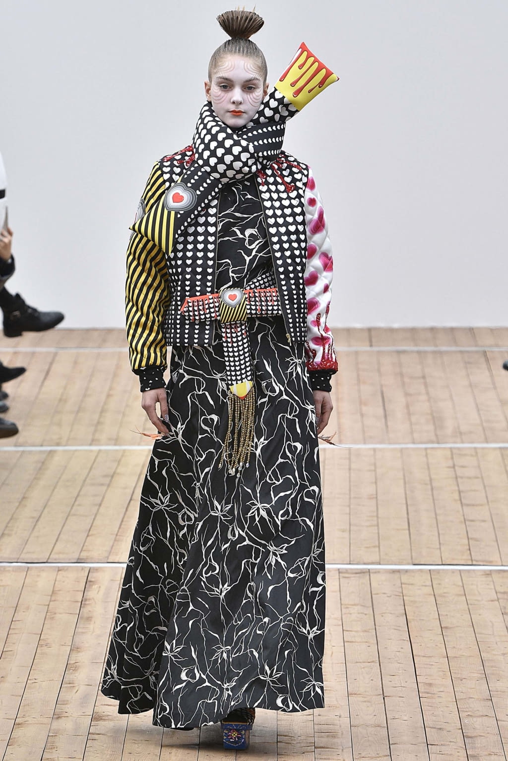 Fashion Week Paris Fall/Winter 2018 look 28 from the Manish Arora collection womenswear
