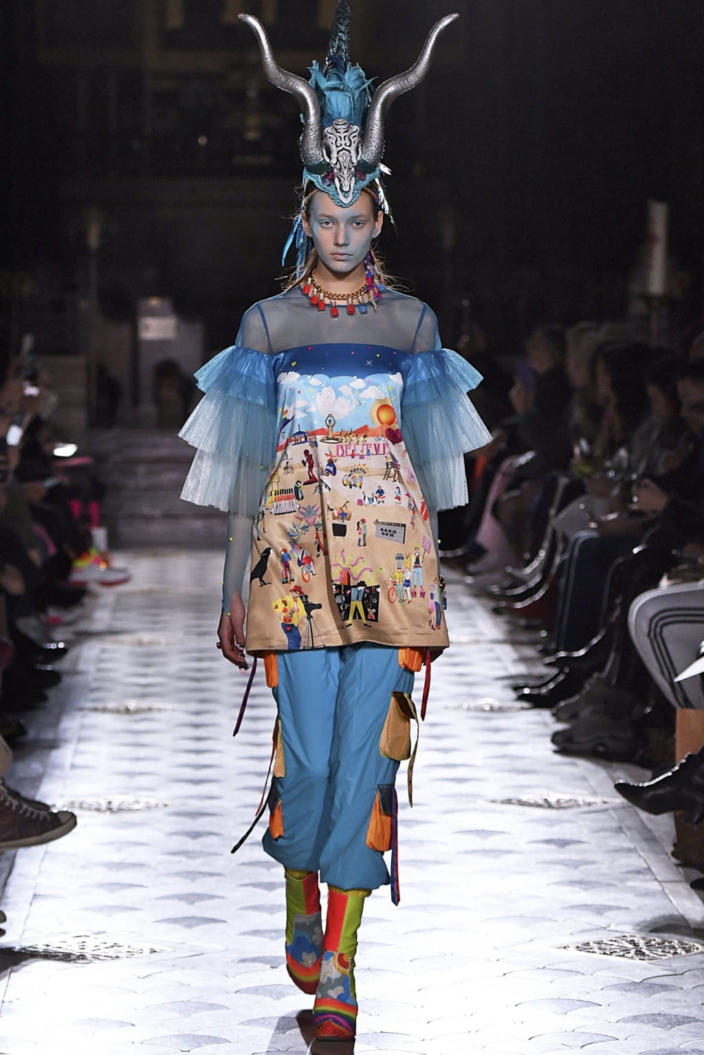 Fashion Week Paris Fall/Winter 2019 look 16 from the Manish Arora collection 女装
