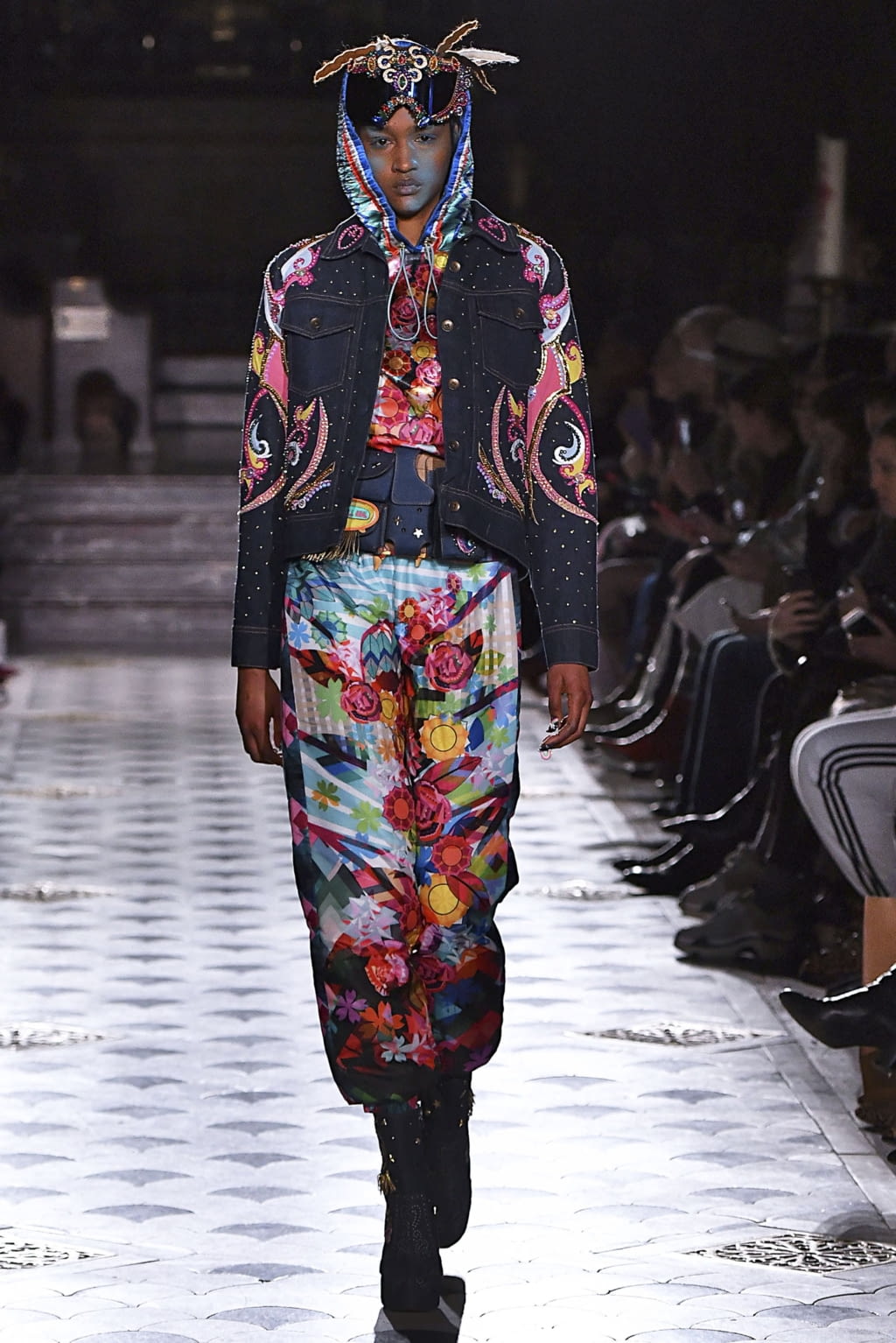 Fashion Week Paris Fall/Winter 2019 look 22 from the Manish Arora collection 女装