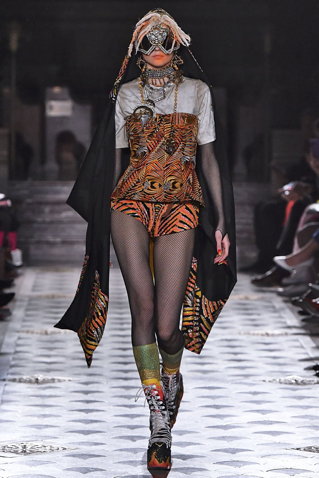 Fashion Week Paris Fall/Winter 2019 look 30 from the Manish Arora collection 女装