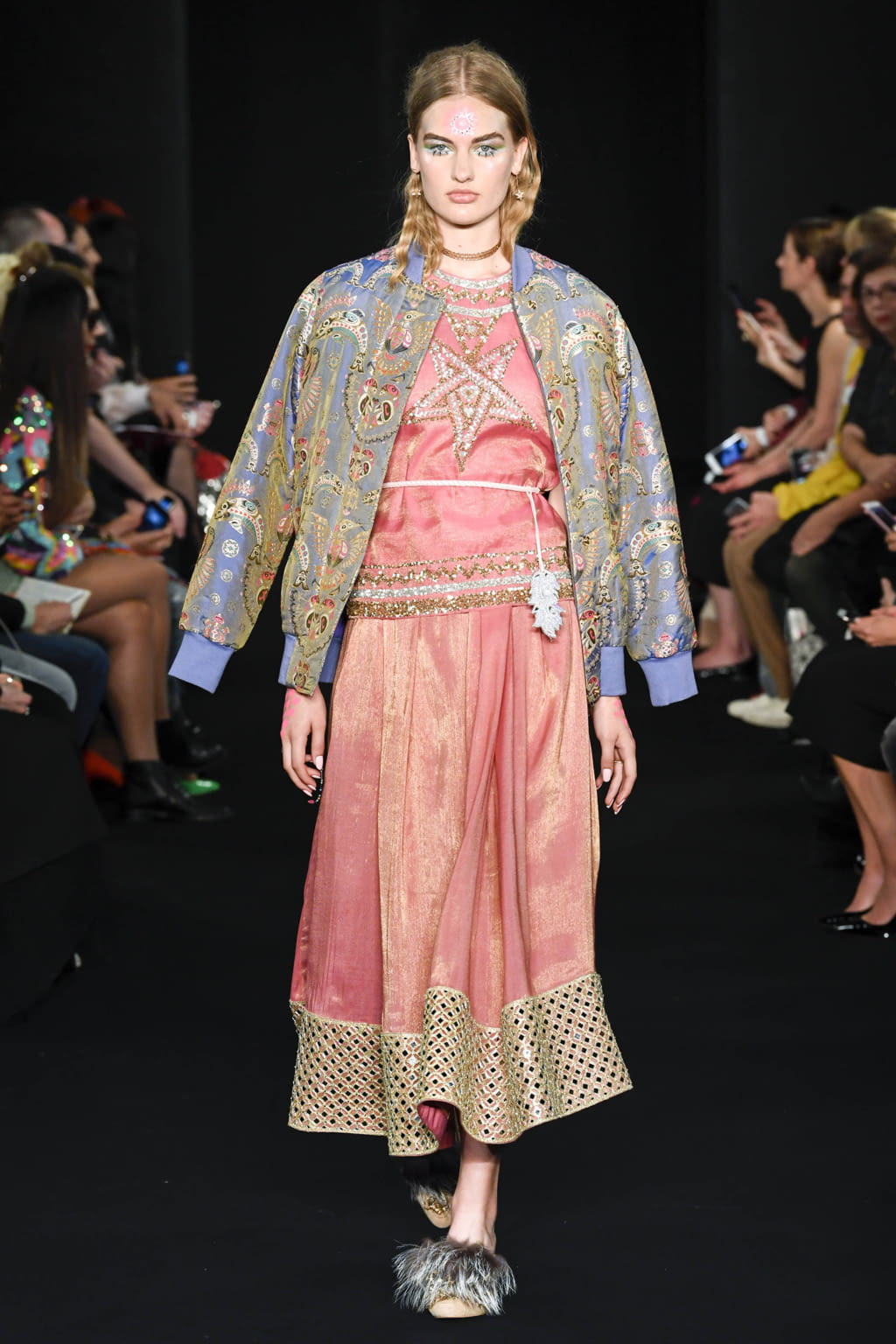 Fashion Week Paris Spring/Summer 2018 look 31 from the Manish Arora collection 女装