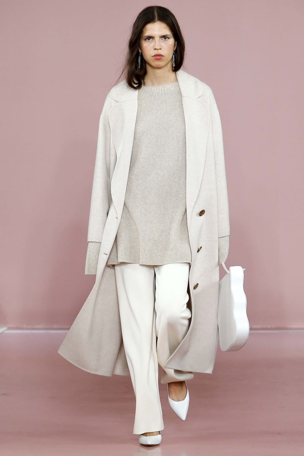 Fashion Week New York Fall/Winter 2017 look 1 from the Mansur Gavriel collection 女装