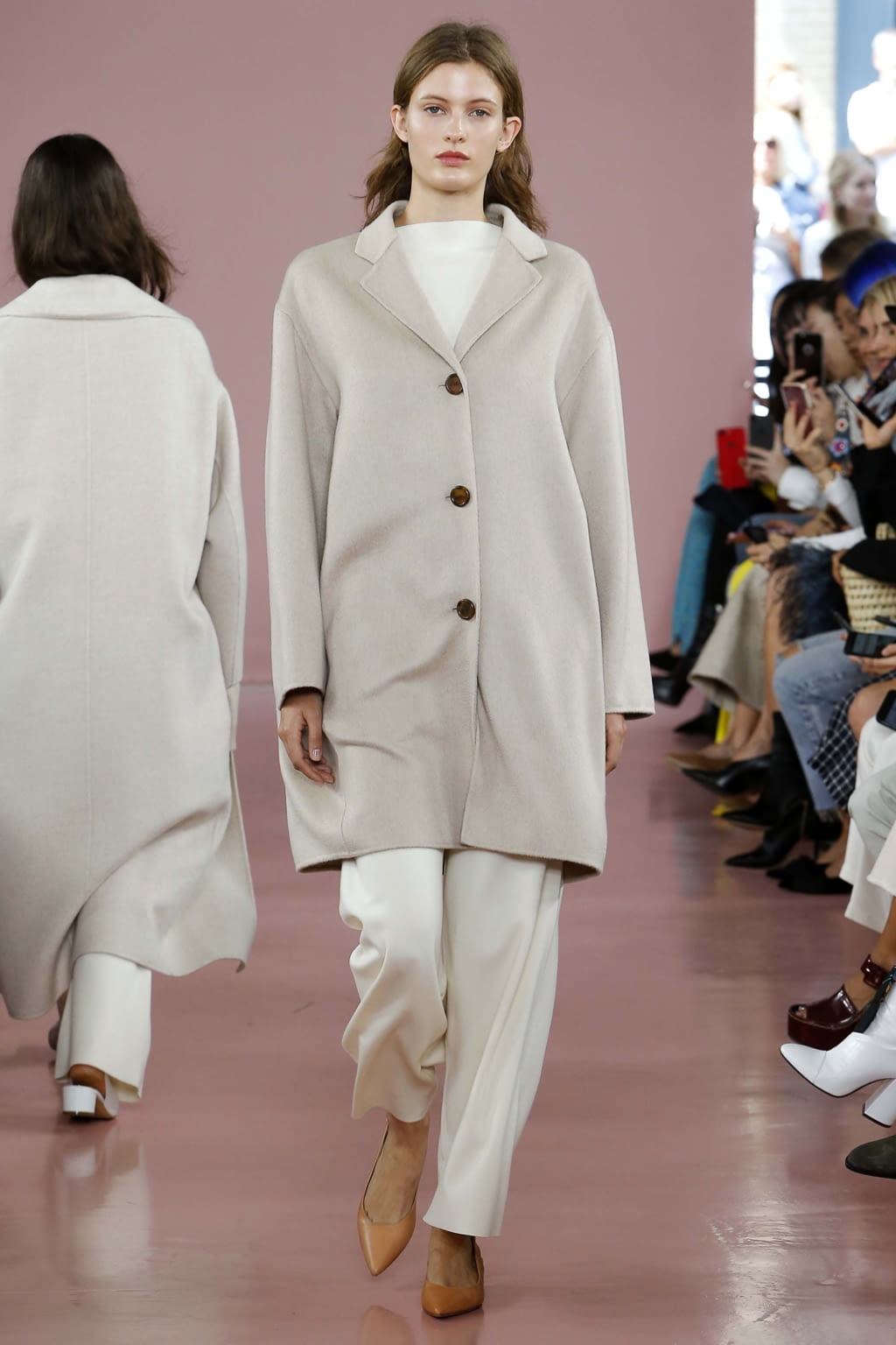 Fashion Week New York Fall/Winter 2017 look 2 from the Mansur Gavriel collection 女装