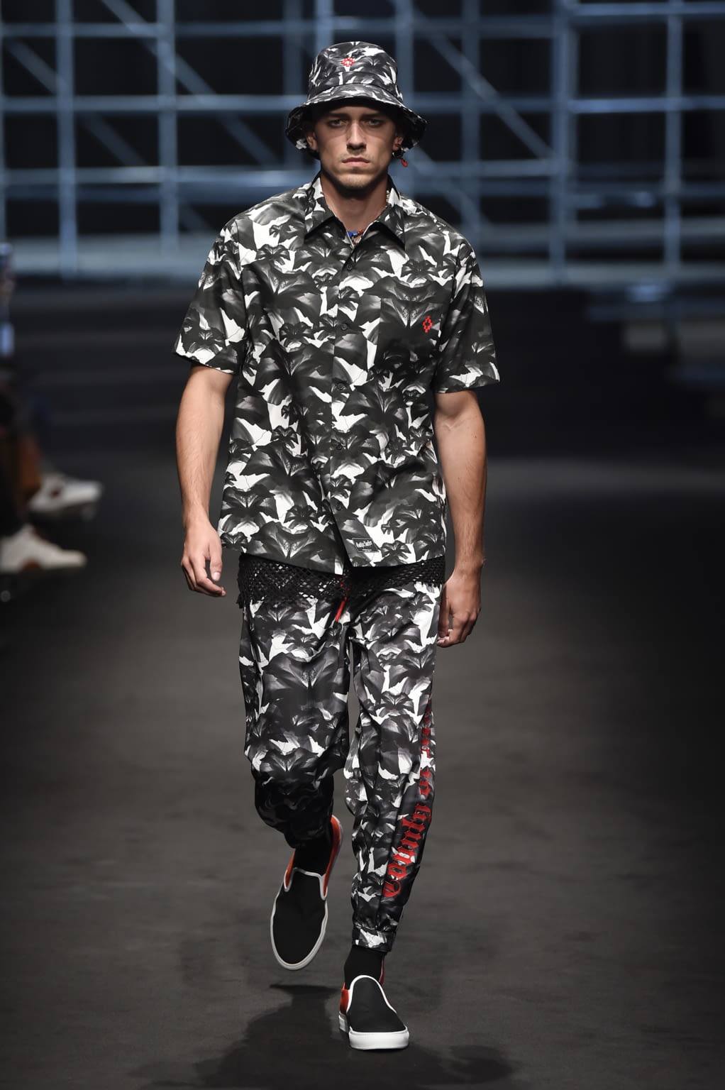 Fashion Week Milan Spring/Summer 2018 look 10 from the Marcelo Burlon County of Milan collection menswear