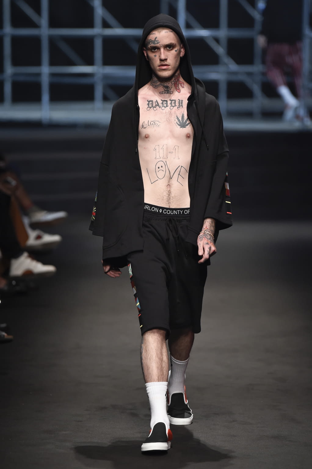 Fashion Week Milan Spring/Summer 2018 look 32 from the Marcelo Burlon County of Milan collection menswear