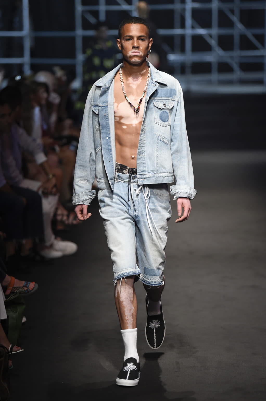 Fashion Week Milan Spring/Summer 2018 look 44 from the Marcelo Burlon County of Milan collection 男装