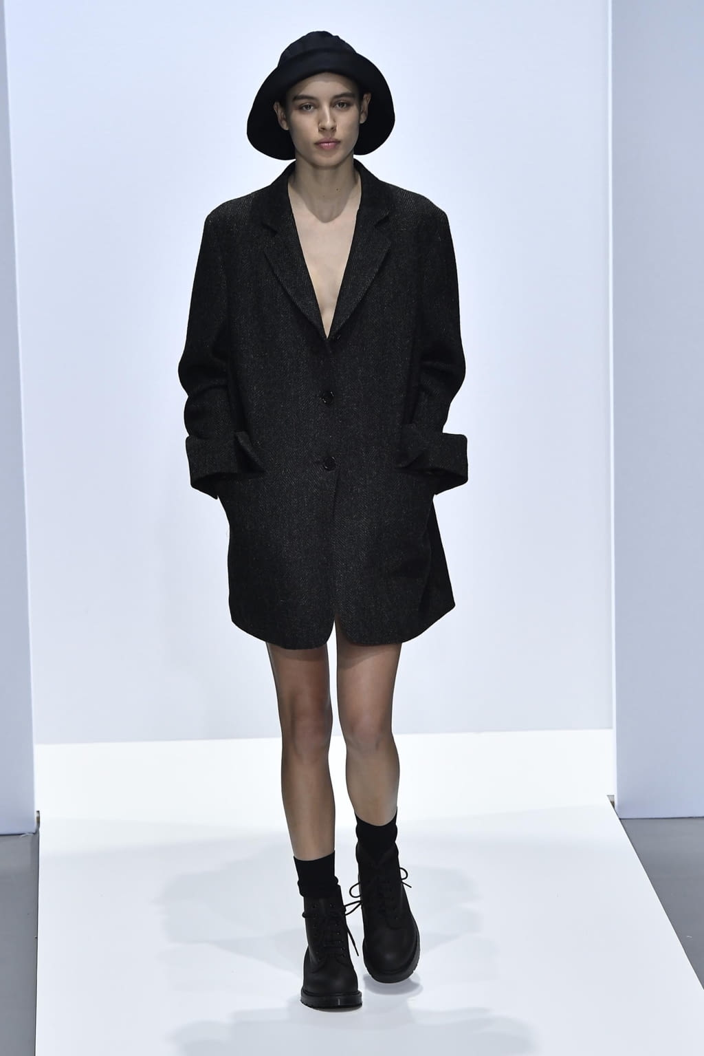 Fashion Week London Fall/Winter 2020 look 2 from the Margaret Howell collection womenswear