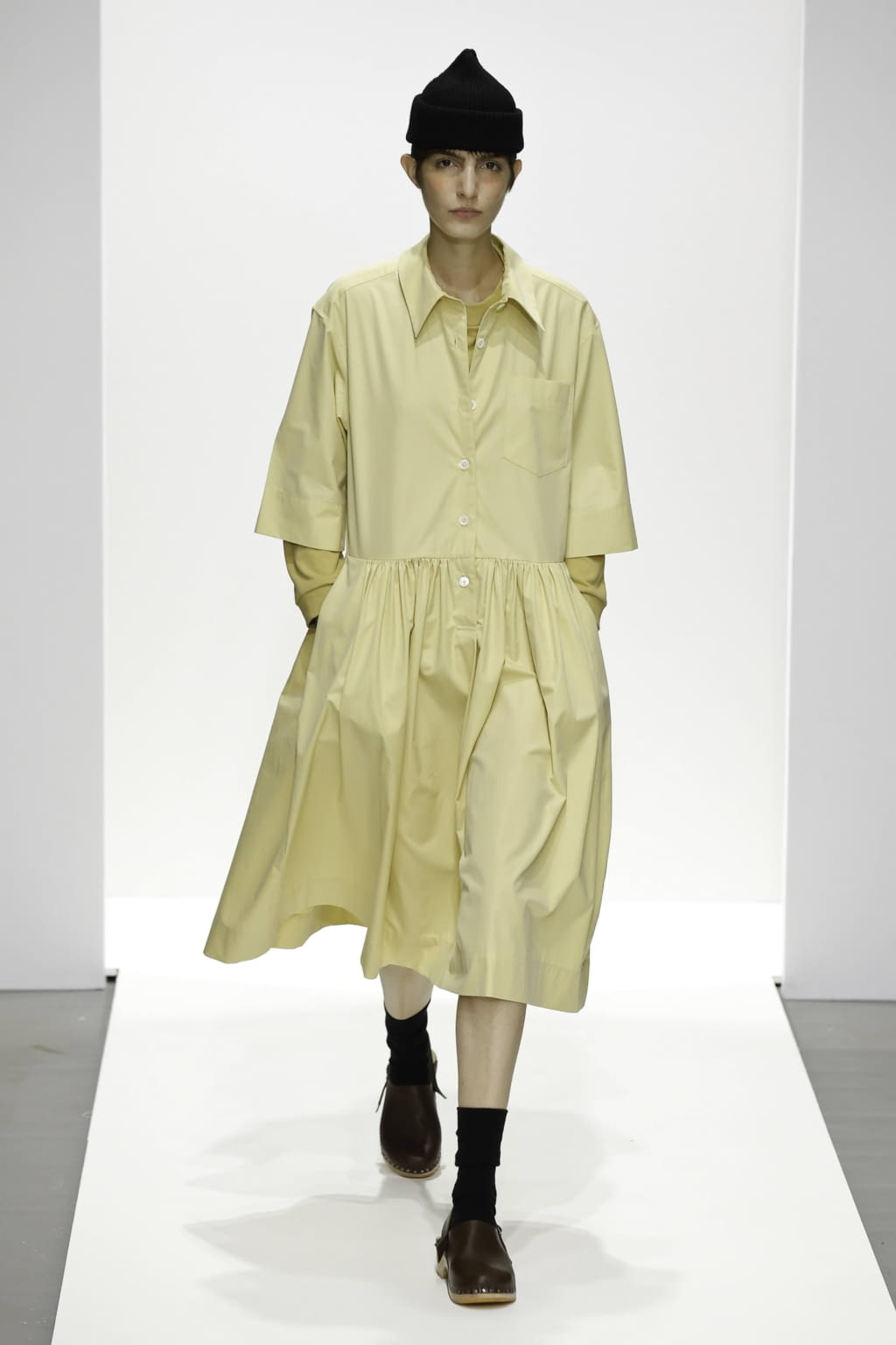 Fashion Week London Spring/Summer 2020 look 2 from the Margaret Howell collection womenswear