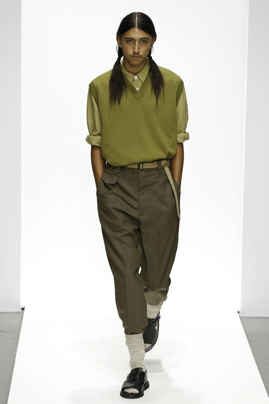 Fashion Week London Spring/Summer 2020 look 28 from the Margaret Howell collection womenswear