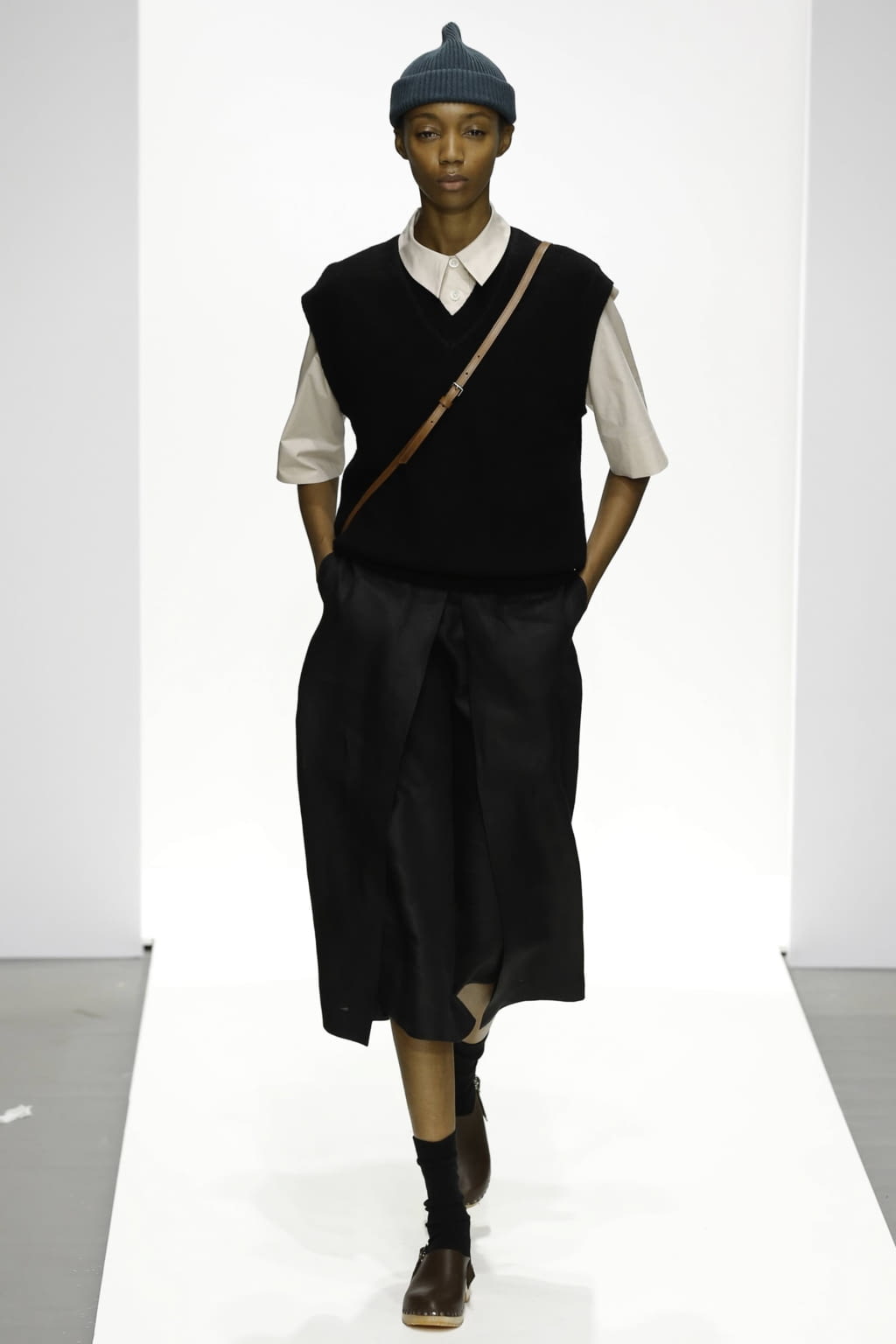 Fashion Week London Spring/Summer 2020 look 43 from the Margaret Howell collection womenswear