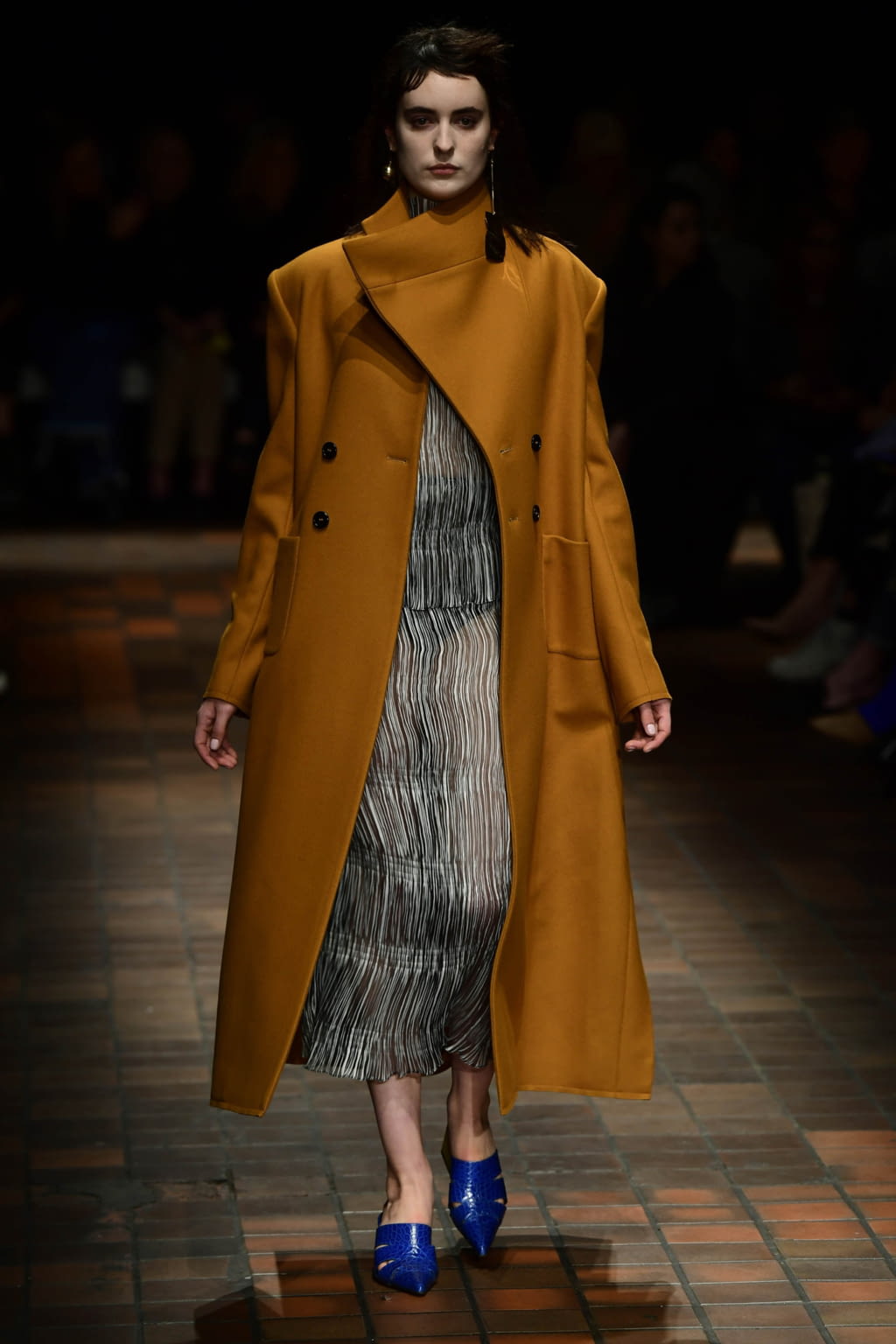 Fashion Week London Fall/Winter 2017 look 13 de la collection Marques' Almeida womenswear