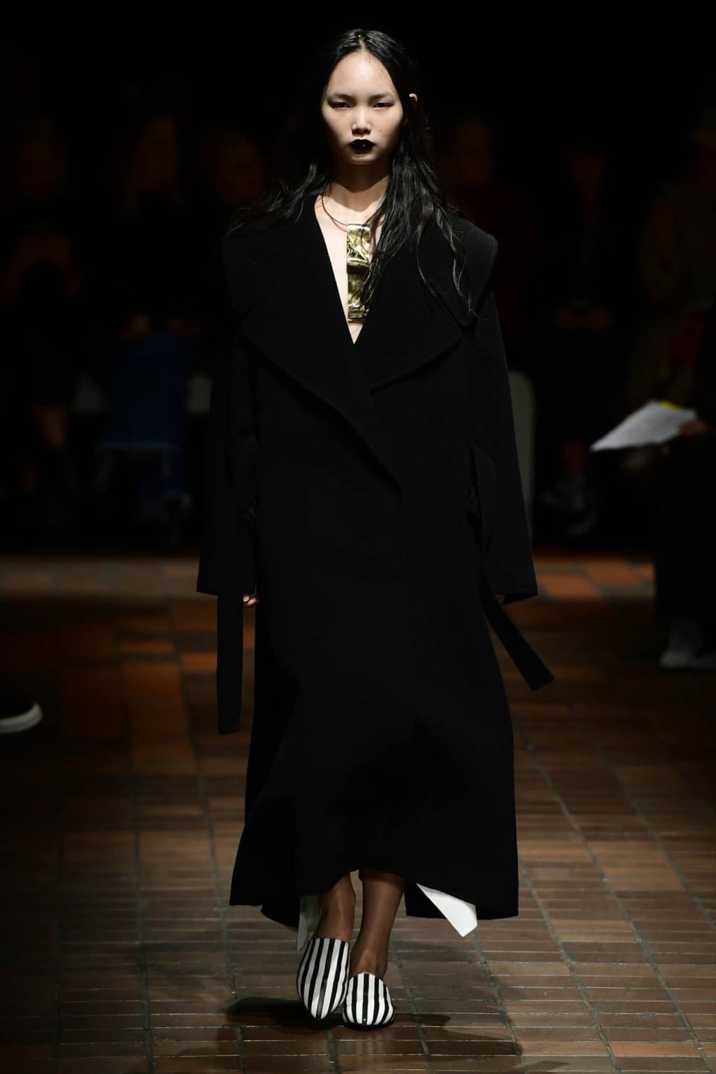 Fashion Week London Fall/Winter 2017 look 25 from the Marques' Almeida collection womenswear