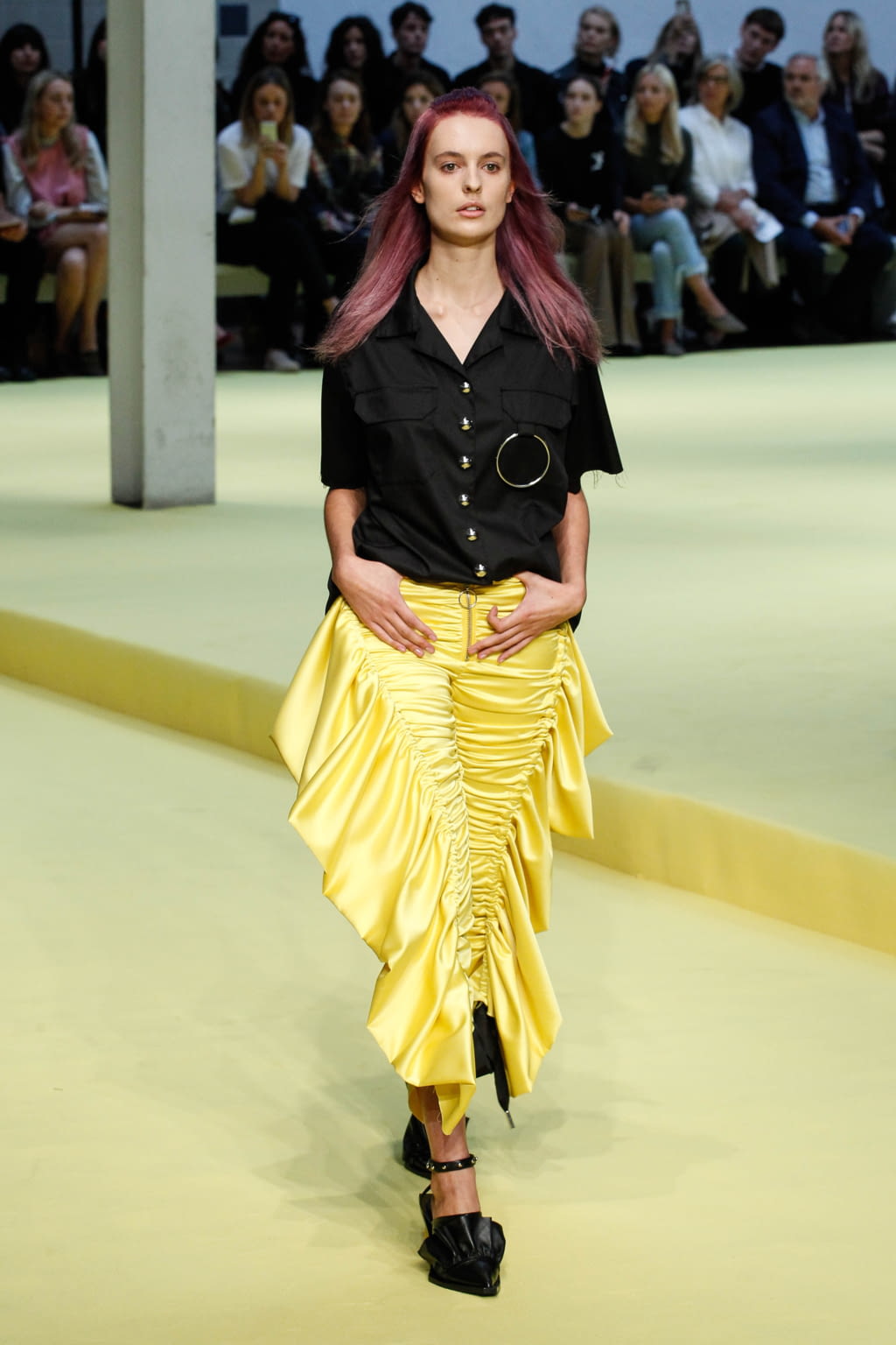 Fashion Week London Spring/Summer 2017 look 18 from the Marques' Almeida collection 女装