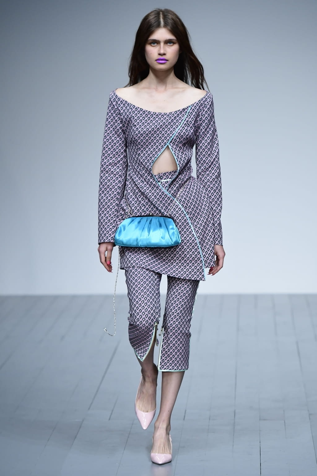 Fashion Week London Spring/Summer 2019 look 2 from the Marta Jakubowski collection 女装