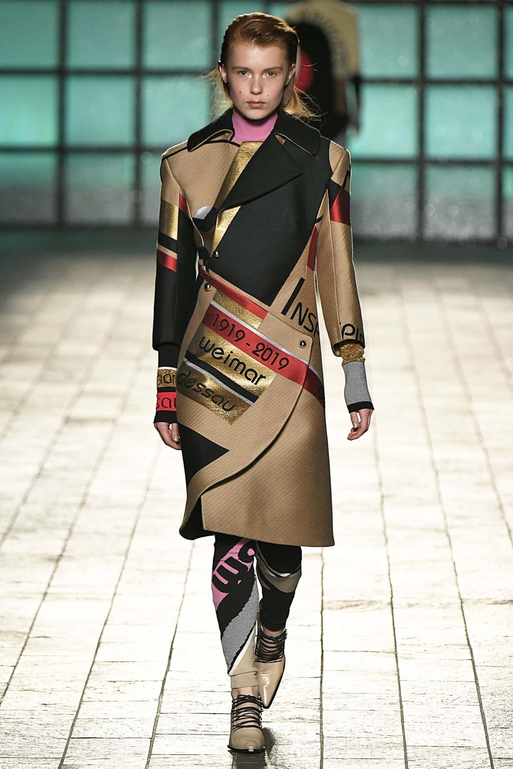 Fashion Week London Fall/Winter 2018 look 1 from the Mary Katrantzou collection 女装