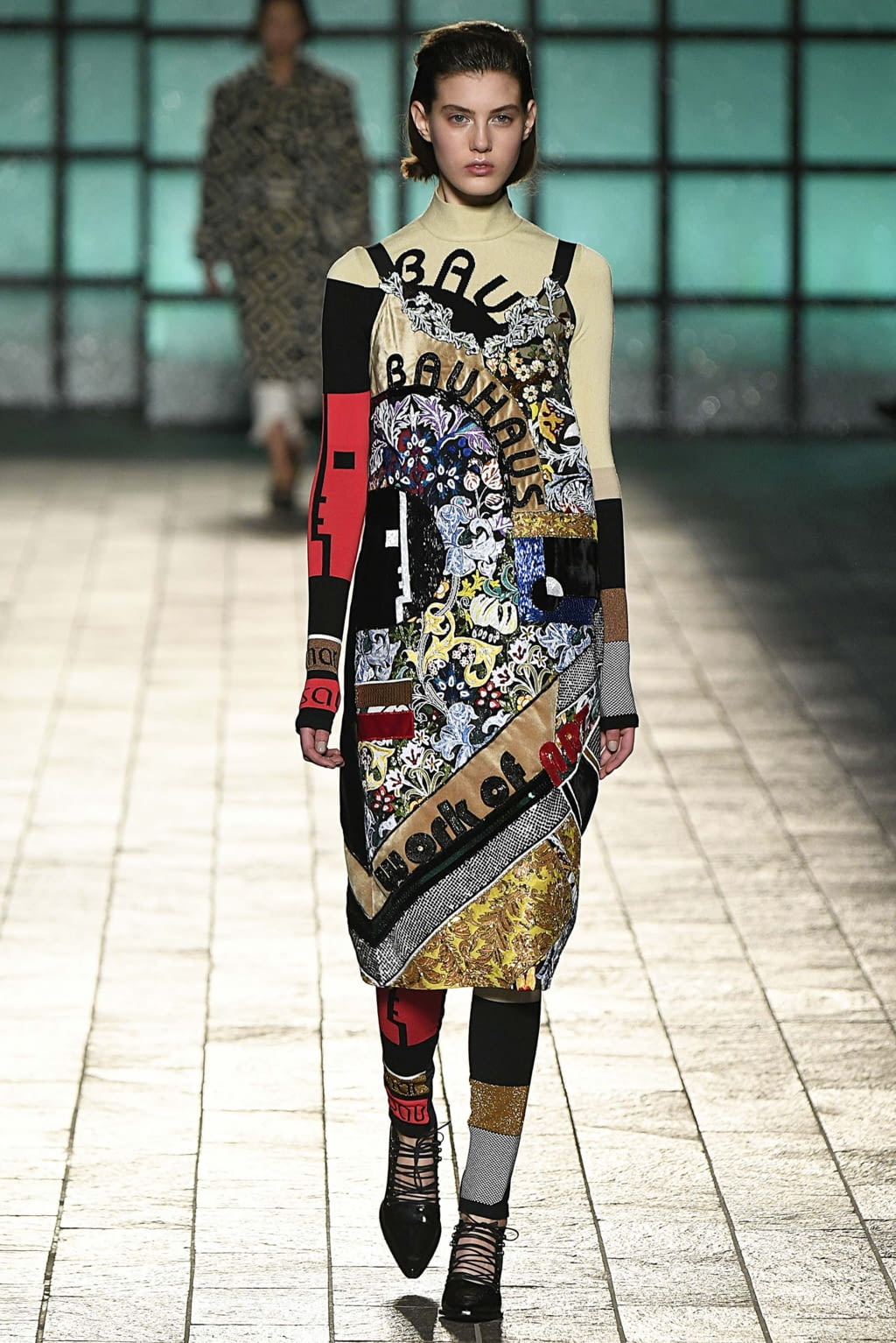 Fashion Week London Fall/Winter 2018 look 6 from the Mary Katrantzou collection 女装