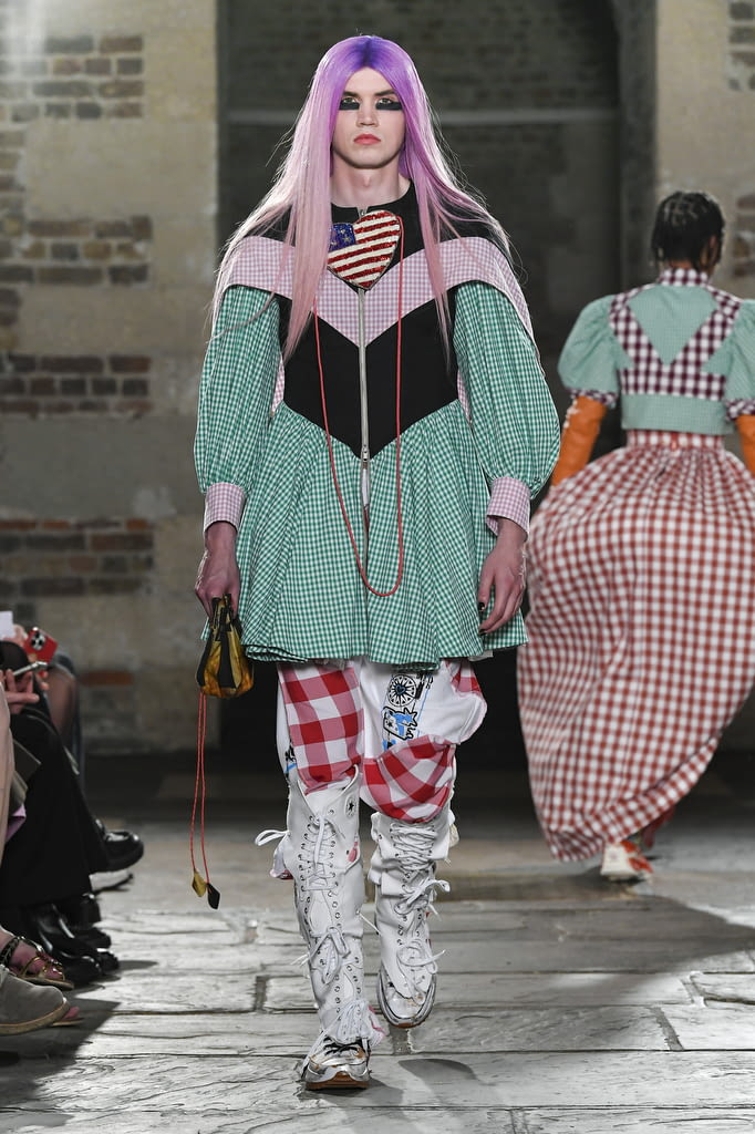 Fashion Week London Fall/Winter 2022 look 22 de la collection Matty Bovan womenswear