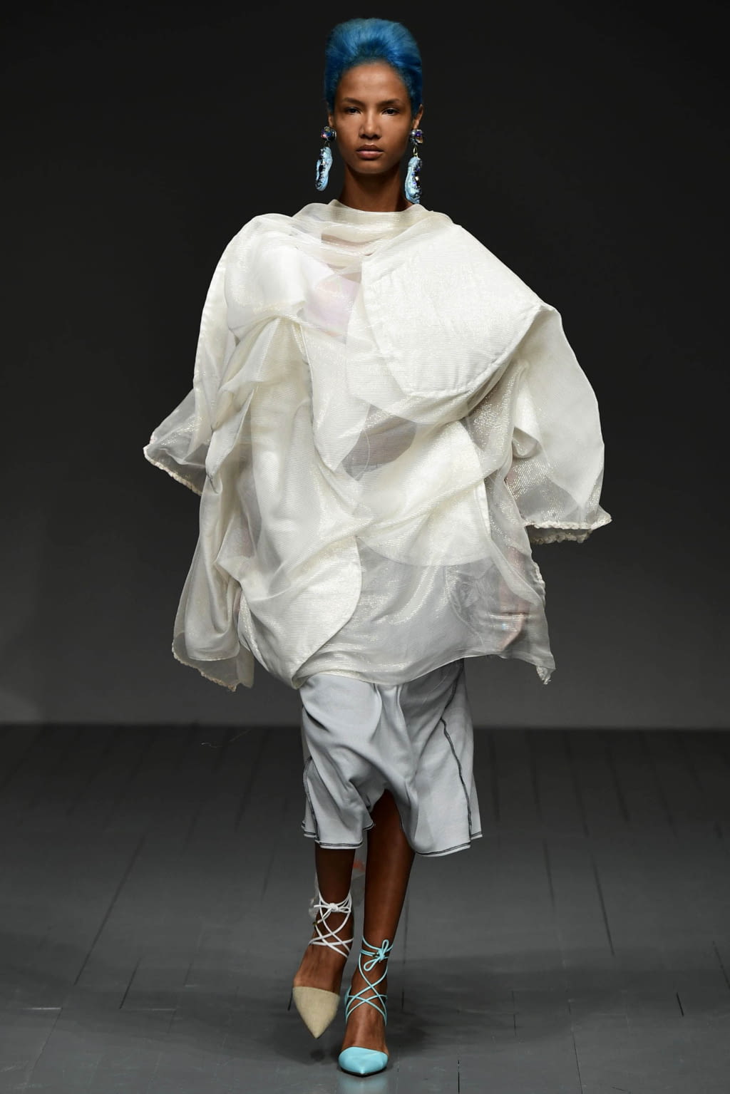 Fashion Week London Spring/Summer 2019 look 13 from the Matty Bovan collection 女装